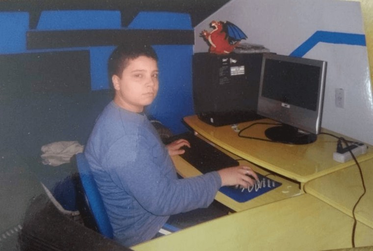 Gustavo aos treze anos, no primeiro computador da família
